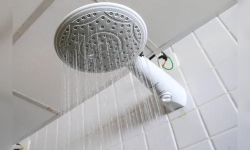 Pai invade banheiro e filha foge nua para pedir ajuda de vizinhos