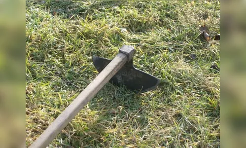 Homem é agredido a 'enxadadas' pelo patrão da ex-mulher em Apucarana