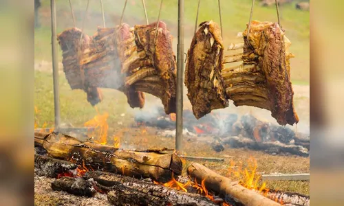 Paróquia do Paraná tem festa com uma tonelada de costela fogo de chão