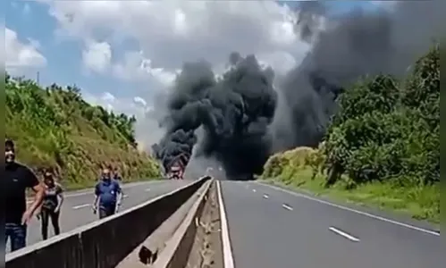 Caminhão pega fogo e BR-376 é totalmente bloqueada; saiba mais