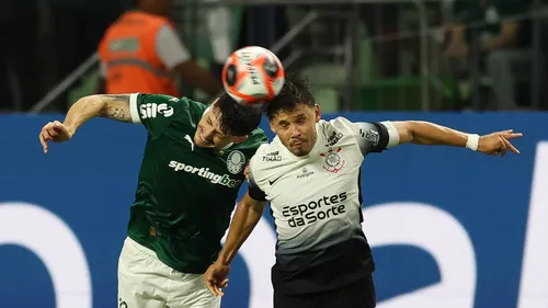 Joaquín Piquerez e Romero disputam bola