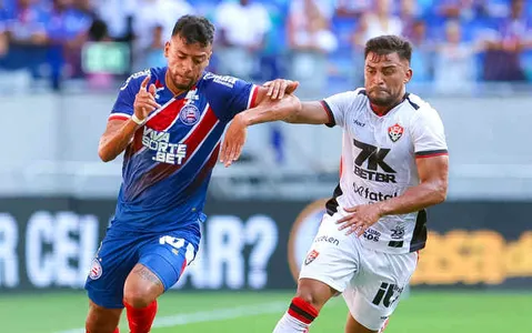 Jogadores de Bahia e Vitória disputam a bola durante o Campeonato Baiano