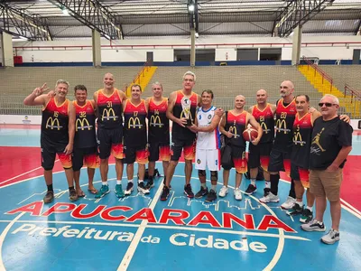 Jogadores do Country Club Maringá ao lado de Sebastião Carlos Bressan