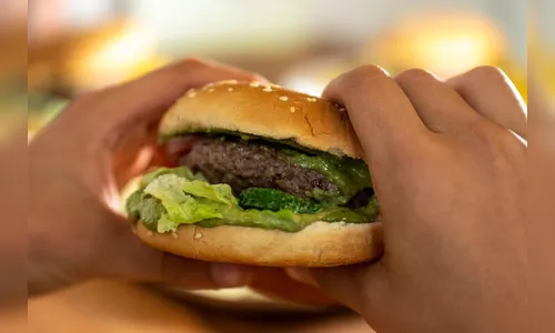 Jovem é preso após aplicar golpe do falso Pix para comer lanche