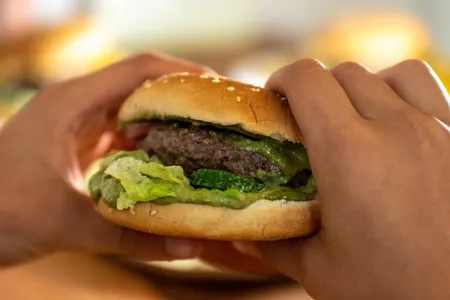 Jovem fez um pedido de lanches e bebidas no valor de R$ 109 e disse que havia feito Pix