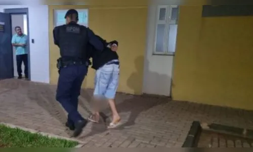Jovem é preso após invadir casa da ex e agredir moça e familiares