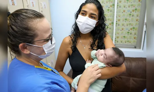 Após nascer com 635g, bebê desafia estatísticas e tem alta em SC