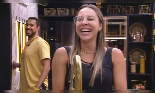 Maike e Renata conversam na cozinha