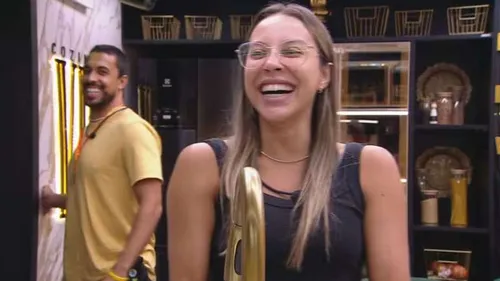 Maike e Renata conversam na cozinha