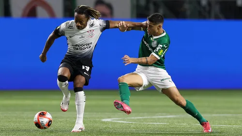 Martínez, do Palmeiras, disputa bola com o Carrillo, do Corinthians