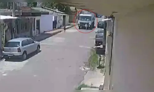 Criança de 06 anos morre atropelada por caminhão de lixo; veja o vídeo