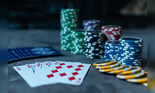 Descubra a conexão entre cartas das mãos de pôquer e a vida real