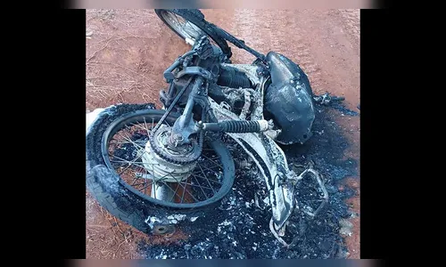 Moto furtada em Borrazópolis é encontrada queimada em estrada rural