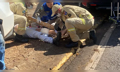 Motociclista é fechado por caminhão e sofre fratura em acidente