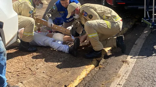 Motociclista é fechado por caminhão e sofre fratura em acidente