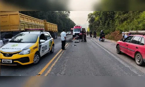 Motociclista sofre queda e morre após ser esmagado por carreta no PR