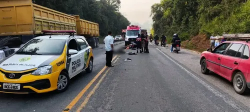 Motociclista sofre queda e morre após ser esmagado por carreta no PR