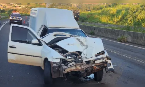 Motorista colide contra caminhão após ser ofuscado pelo sol na BR-376