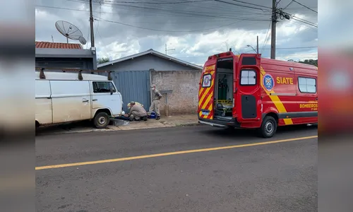 Motorista é prensado por Kombi após esquecer de puxar freio de mão