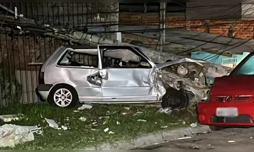 Motorista morre após carro atingir poste e estrutura cair no veículo