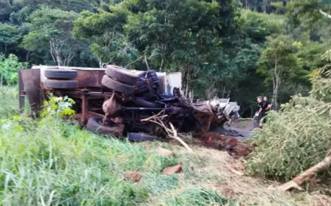 Motorista morreu após tombar o caminhão