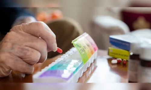 Cuidadora é suspeita de dopar idosa e se apropriar de R$ 200 mil da vítima