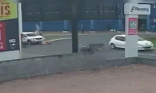 Pedestre se distrai com celular e é atropelada por carro no Paraná