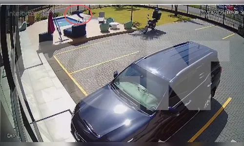 Motoboy para e pula em piscina de loja para se refrescar no Paraná