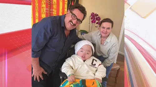 Noah ao lado dos avós, o apresentador Ratinho e Solange