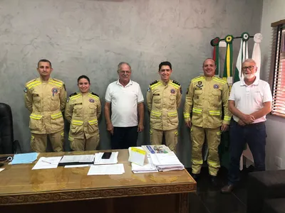 Novo comandante e representantes dos bombeiros foram recebidos pelo prefeito Ditão