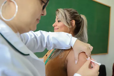 O Paraná registrou 12.945 casos e 62 mortes por Covid-19 em 2025