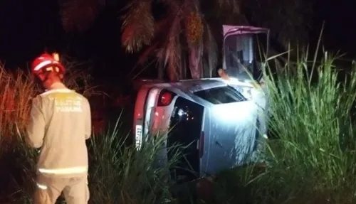 O acidente ocorreu na noite deste domingo (20)
