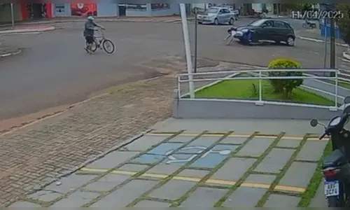 Adolescente é atropelado enquanto andava de bicicleta; veja vídeo