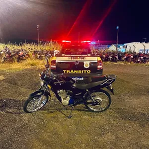 O caso foi registrado na Rua Nova Ucrânia, onde uma motocicleta foi encontrada estacionada de forma irregular sobre a calçada