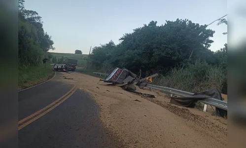 Carreta tomba na PR-170 em Borrazópolis e provoca transtornos