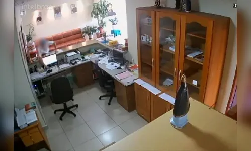 Homem furta celular em igreja no Paraná após pedir comida; veja vídeo
