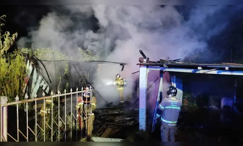 Incêndio destrói casa de madeira na madrugada em Ivaiporã