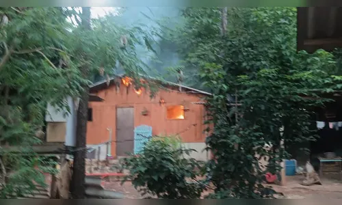 Casa na área rural de Rosário do Ivaí é consumida por fogo
