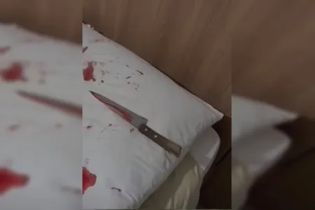 O indivíduo foi encontrado em uma residência, sentado na cama e com a faca usada no crime em mãos