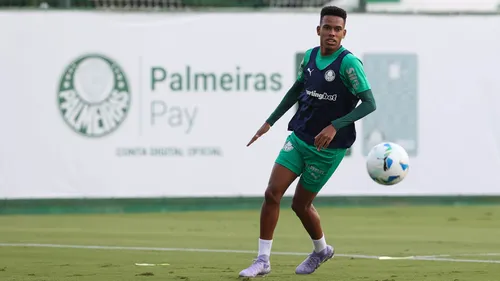 O jogador Estêvão, da SE Palmeiras, durante treinamento, na Academia de Futebol