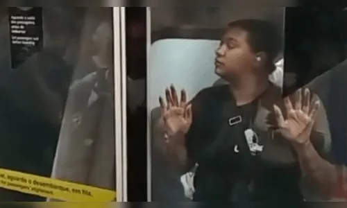 Mulher fica presa entre porta de segurança e vagão de metrô em SP