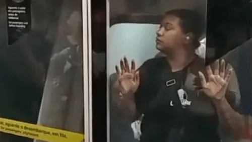 O metrô, por meio de nota, reforçou a importância de que os passageiros respeitem os limites das plataformas