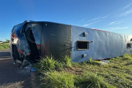 O motorista teria perdido o controle da direção e atravessado o canteiro central que liga as rodovias MG-423 e a MG-413