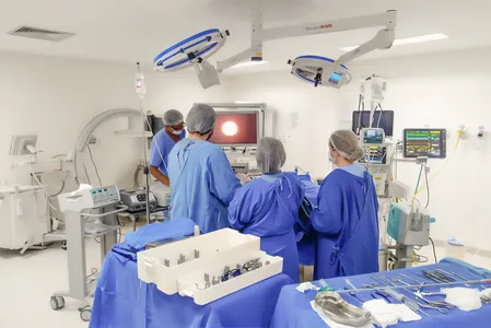 O procedimento realizado foi uma terceiroventriculostomia ou endoscopia cerebral. É um tratamento para uma hidrocefalia