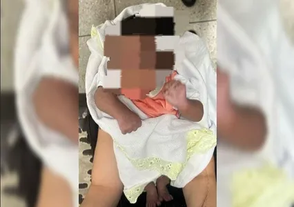 O recém-nascido acabou resgatado pela polícia e entregue ao Conselho Tutelar