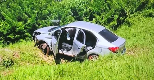 O suspeito estava em um veículo Ford/Ka, fugindo dos agentes, quando entrou em um terreno e acabou capotando o carro