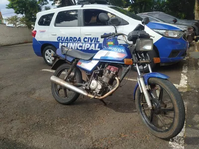 Os agentes realizaram a abordagem e, durante a consulta dos sinais identificadores da motocicleta, constataram a queixa de furto.