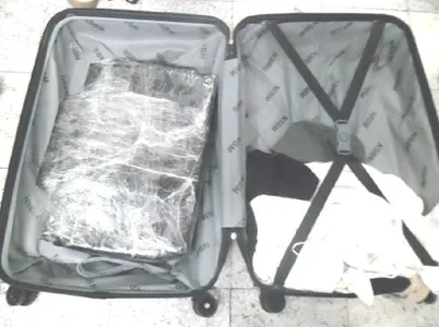 Os peritos identificaram a substância encontrada nos 30 volumes como cocaína.