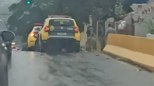 PM abordo motorista no viaduto de acesso ao Jardim América