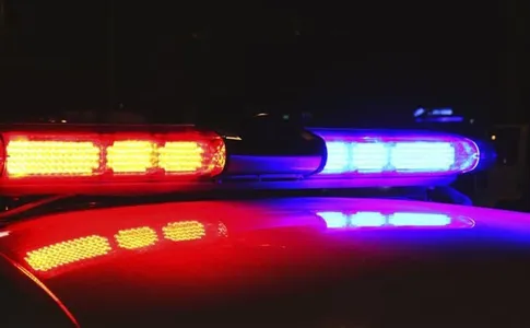 PM encontrou a jovem sendo contida por um homem